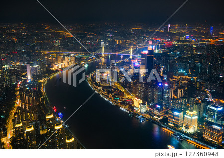中国 上海市、上海中心の展望台から見る夜景 122360948
