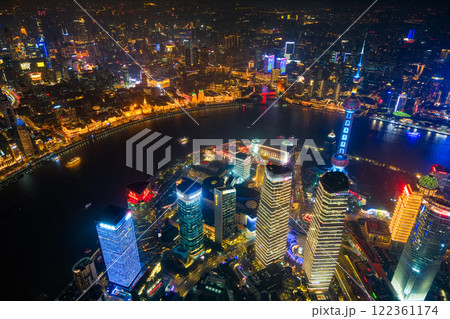 中国 上海市、上海中心の展望台から見る夜景 122361174