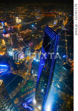 中国 上海市、上海中心から見る夜の上海ヒルズ（上海環球金融中心） 122361176