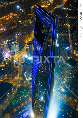 中国 上海市、上海中心から見る夜の上海ヒルズ（上海環球金融中心） 122361177