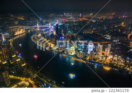 中国 上海市、上海中心の展望台から見る夜景 122361179