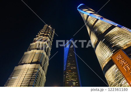 中国 上海市、浦東新区 陸家嘴の超高層ビル群の夜景 122361180