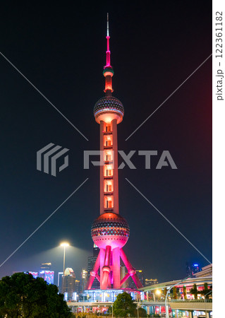 中国 上海市、ライトアップされた東方明珠電視塔 122361182