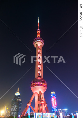 中国 上海市、ライトアップされた東方明珠電視塔 122361184
