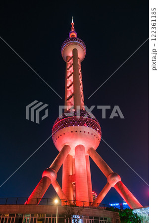 中国 上海市、ライトアップされた東方明珠電視塔 中国 上海市、ライトアップされた東方明珠電視塔 122361185