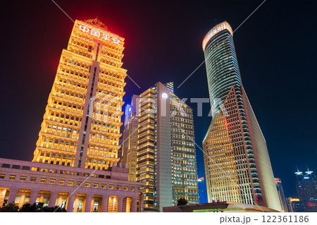 中国 上海市、浦東新区 陸家嘴の超高層ビル群の夜景 122361186