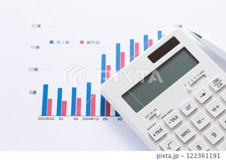 会社の業績グラフと電卓 122361191