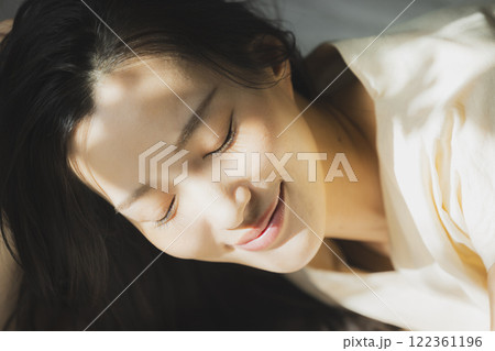 寝転ぶ女性 122361196