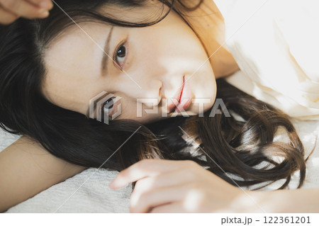 寝転ぶ女性 122361201