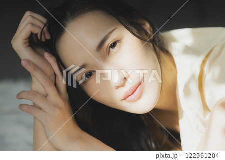 寝転ぶ女性 寝転ぶ女性 122361204