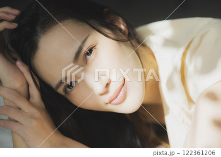 寝転ぶ女性 122361206