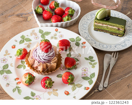 イチゴのモンブランと抹茶のケーキ　スイーツ 122361243