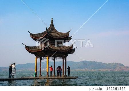 中国 浙江省杭州市、世界遺産の西湖、集賢亭 122361555