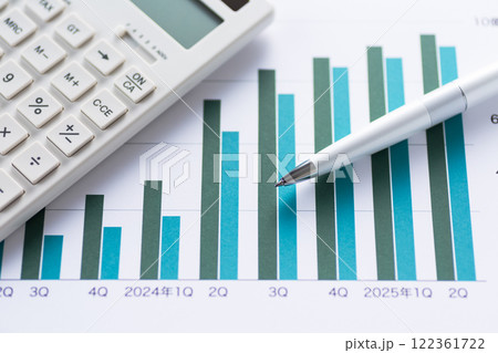 会社の業績グラフと電卓 会社の業績グラフと電卓 122361722
