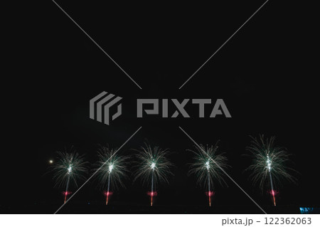 焼津市の焼津漁港で開催された焼津海上花火大会の夜空に咲く花火(静岡県) 122362063