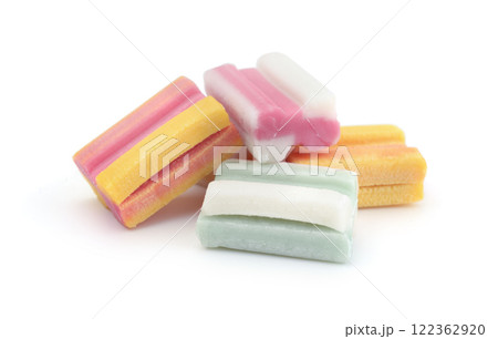 Chewing gum cubes isolated on white. 122362920