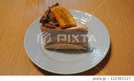 お皿に載ったチョコバナナケーキ お皿に載ったチョコバナナケーキ 122363127