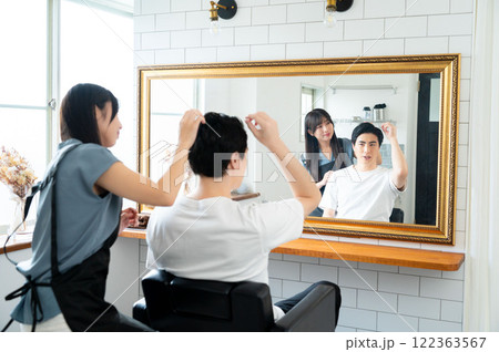 女性スタッフに髪のカウンセリングをする日本人男性 122363567