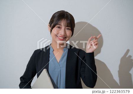 指をさす日本人女性 指をさす日本人女性 122363579