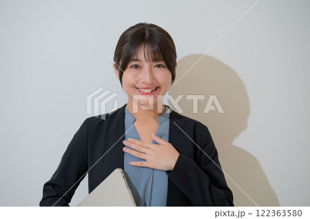 胸元に手を当てる日本人女性 122363580