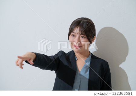 指をさす日本人女性 指をさす日本人女性 122363581