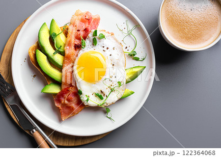 Breakfast toast with fried egg, bacon and avocado 122364068