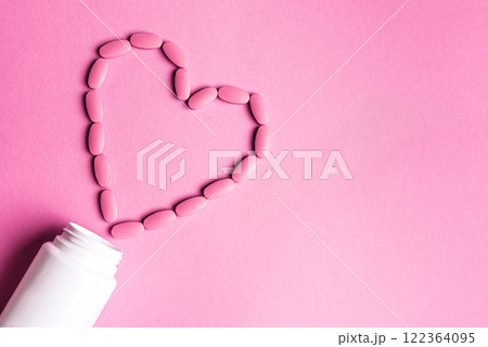 Heart shape made of pink pills 122364095