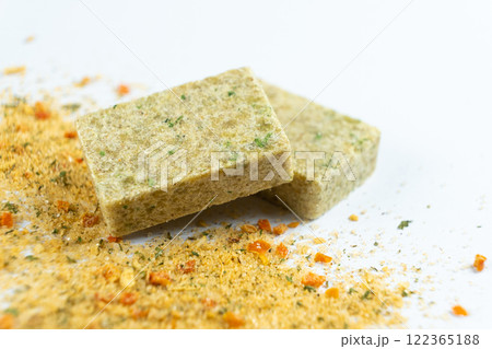 A versatile cube-shaped seasoning consisting of a mixture of vegetables and salt 122365188