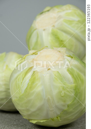 Whole heads of fresh white cabbage close-up. 122365193