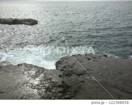 鎌倉＆江ノ島散策　2023年版 岩場に打ち寄せる波 122366658