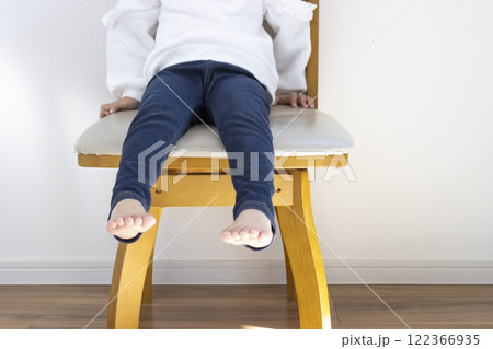 大きい椅子に座る女の子の脚(日本人、4歳、顔無し) 大きい椅子に座る女の子の脚(日本人、4歳、顔無し) 122366935