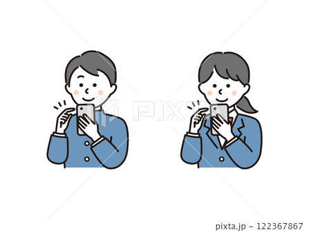 スマホを操作する学生の男女 122367867