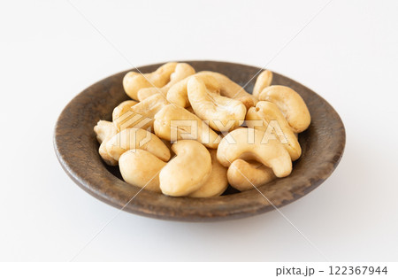 小皿に盛られたカシューナッツ 122367944