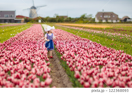 Dutch children in tulip field 122368093
