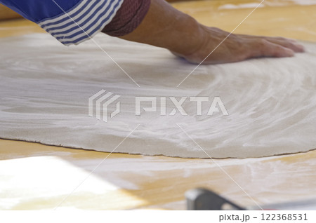 蕎麦を打つ職人の手元 122368531