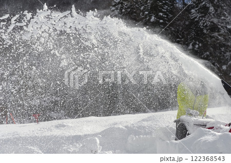 除雪機で雪かきをする男性 除雪機で雪かきをする男性 122368543