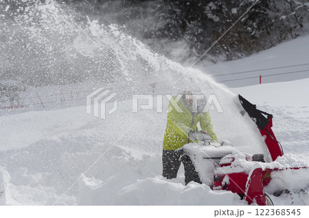 除雪機で雪かきをする男性 122368545