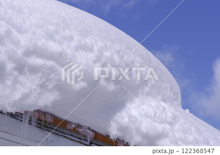 豪雪地帯の屋根に積もった雪 豪雪地帯の屋根に積もった雪 122368547