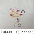 4歳の娘が白い紙に様々な色のクレヨンで描いた可愛いキャラクター 122368882