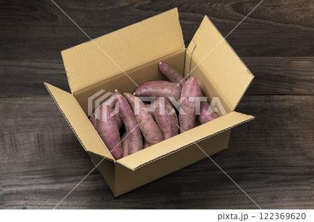 段ボールで届いた採れたてのサツマイモ 段ボールで届いた採れたてのサツマイモ 122369620