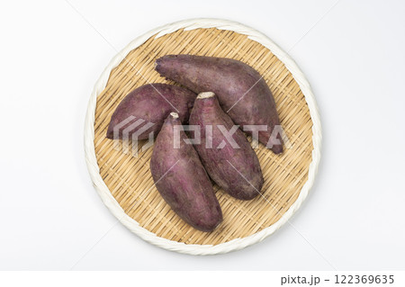 白背景に竹ざるに盛られたさつまいも俯瞰 白背景に竹ざるに盛られたさつまいも俯瞰 122369635