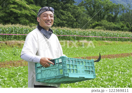 レタスを収穫する農家の男性 122369811