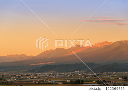 【ふらのワインハウスからの秋の夕日と十勝岳連峰】 【ふらのワインハウスからの秋の夕日と十勝岳連峰】 122369863