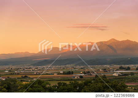 【ふらのワインハウスからの秋の夕日と十勝岳連峰】 122369866
