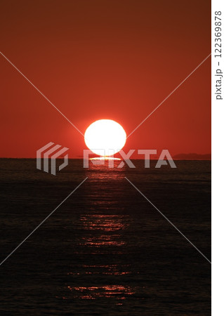 高知大山岬より海に沈む夕日 高知大山岬より海に沈む夕日 122369878