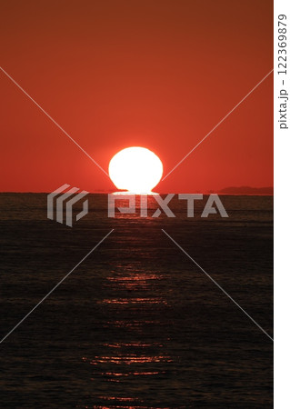 高知大山岬より海に沈む夕日 高知大山岬より海に沈む夕日 122369879