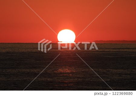 高知大山岬より海に沈む夕日 高知大山岬より海に沈む夕日 122369880