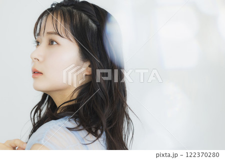 花束を持つ若い女性 122370280