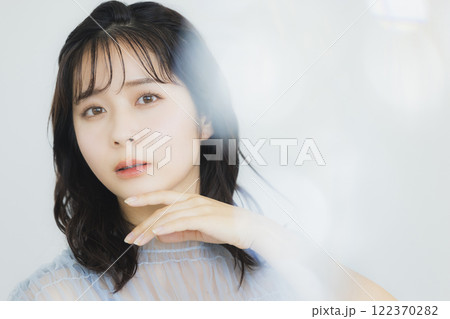花束を持つ若い女性 花束を持つ若い女性 122370282
