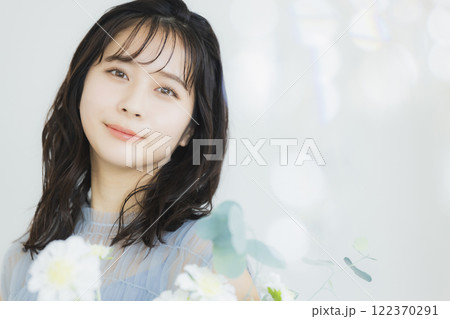 花束を持つ若い女性 122370291
